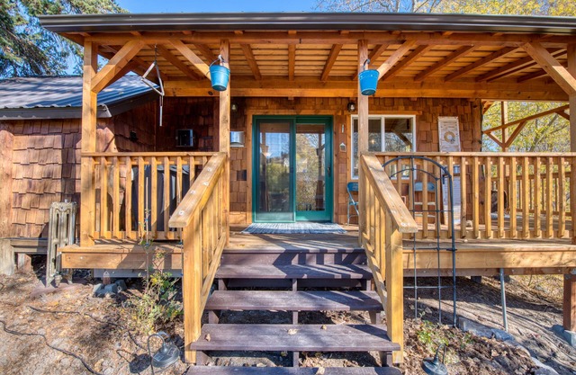 Cozy Creek Cabin just minutes from downtown Hamilton. Sleeps 2