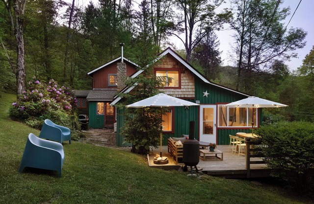 Cozy Creekside Charmer: Phoenicia Woodstock Views! 8 waterside acres