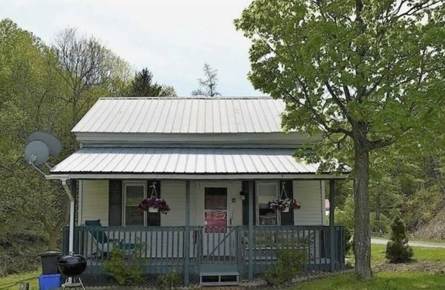 Cozy Creekside Cottage Sleeps 5. 14 miles to Cooperstown!