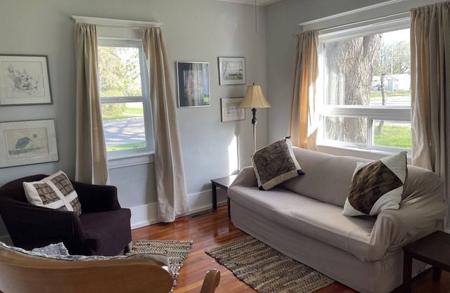 Cozy Creekside cottage offering a quiet rural prairie town experience
