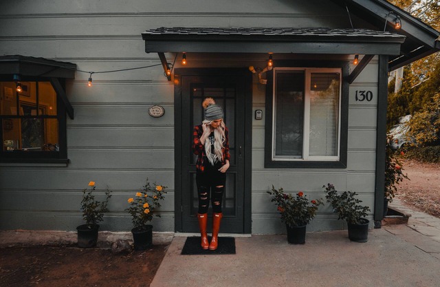 Cozy Creekside Glamping in a Funky Studio Cabin in Oak Creek Canyon, Sedona AZ