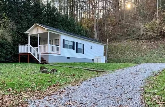 Cozy Creekside Tiny Home w/Full Kitchen - Walk to Distillery