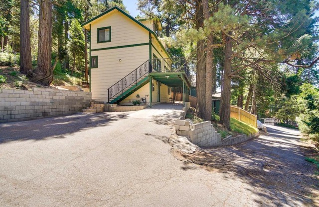 Cozy Crestline Getaway about 2 Mi to Lake Gregory