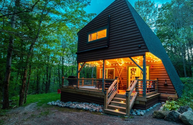 COZY CUB CABIN 2mi to Lake George 24 acres, Hot Tub, access to Hague Brook