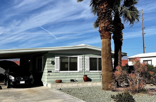 Cozy desert home in popular Tri Palms Estates