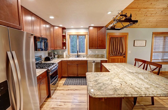 Cozy Detroit Cabin