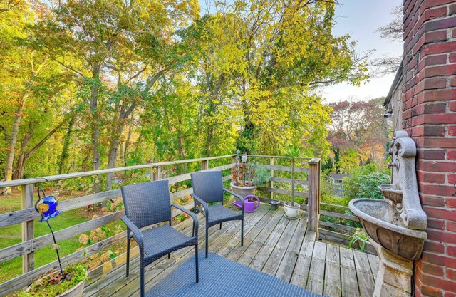 Cozy Dix Hills Apt w/ Deck ~ 7 Mi to Beach!