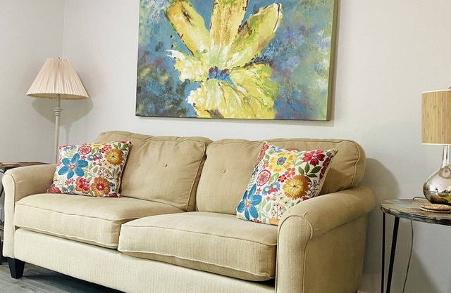 Cozy, Dog Friendly, Close to Lake and Walking Trails