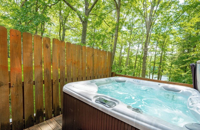 Seeeffekt - aktualisiertes Haus am See in ruhiger bewaldeter Umgebung