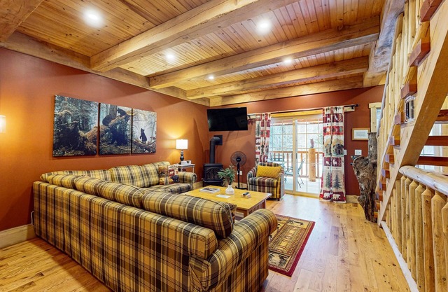 Cozy dog-friendly condo w/ mtn views, deck, grill, fireplace, firepit, cornhole
