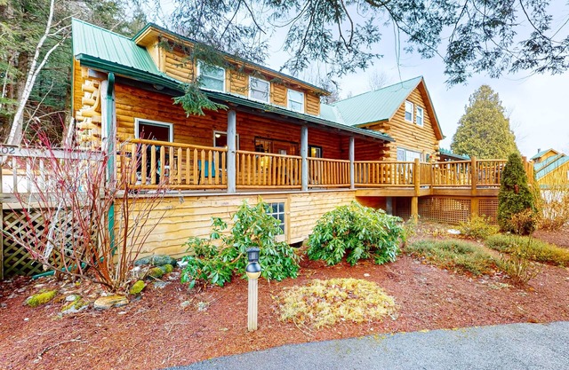Cozy dog-friendly condo w/ private deck, grill, gas fireplace, firepit, cornhole