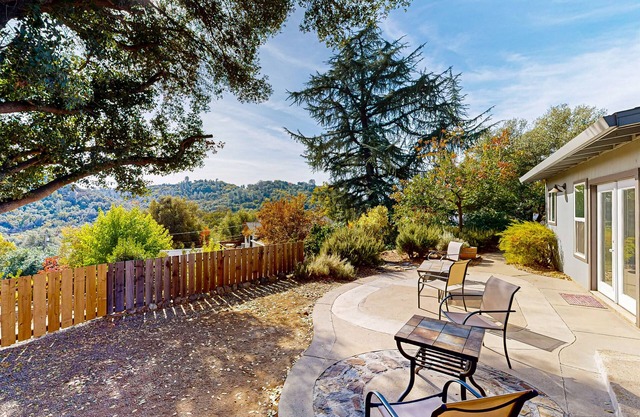 Cozy dog friendly home, perfect retreat for outdoor activities
