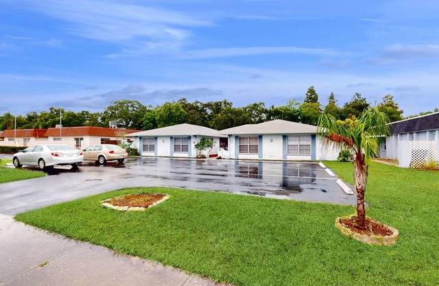 Cozy, dog friendly home close to shopping, entertainment, AC and WIFI