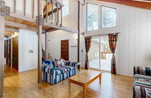 Cozy dog-friendly home with loft, streaming, deck, W/D, & nearby attractions