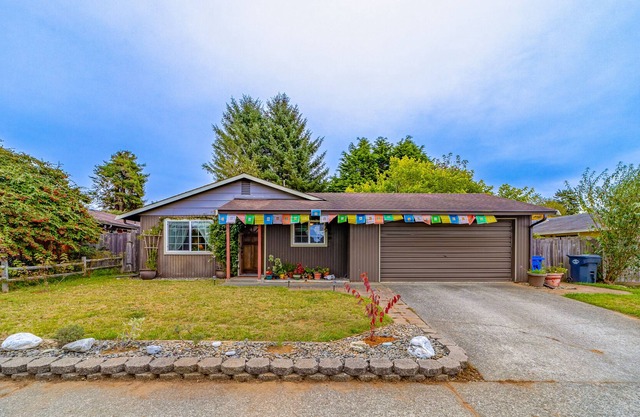 Cozy dog-friendly home with firepit, grill & washer/dryer - walk to shops/dining