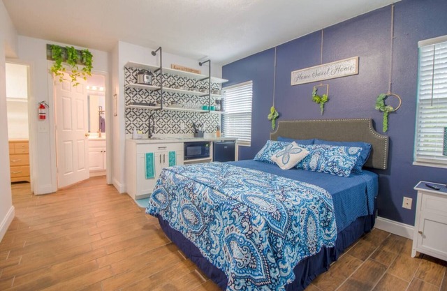 Pet-Friendly Studio Getaway Wi-Fi & City Vibes