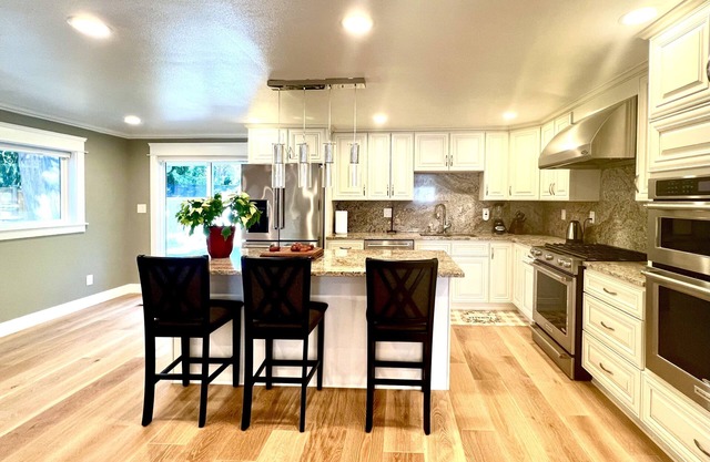 Cozy Downtown Bellevue House, walking distance to all amenities.