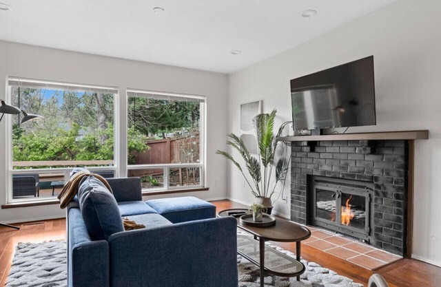 Cozy Downtown Bellevue 3-bedroom Townhouse