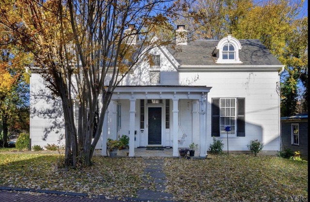 Cozy Downtown historical cottage.
