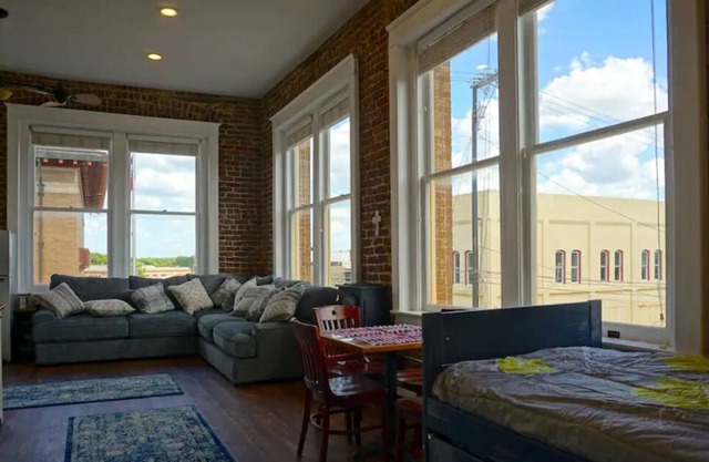 Cozy Downtown Loft With Beautiful Main Street View
