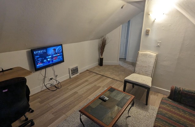 Cozy downtown one bedroom free parking