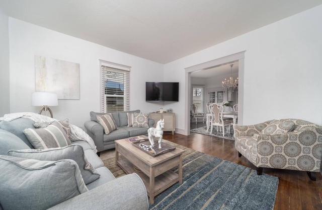 Cozy downtown retreat (pet friendly!)