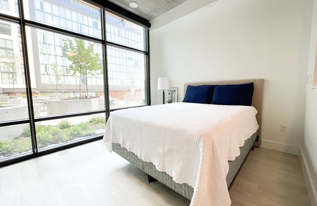 Cozy Downtown Studio Apartment. Hot tub, pool, & fitness center!