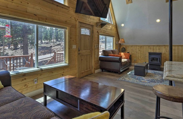 NEW! Cozy Duck Creek Cabin ~ 12 Mi to Nat’l Forest