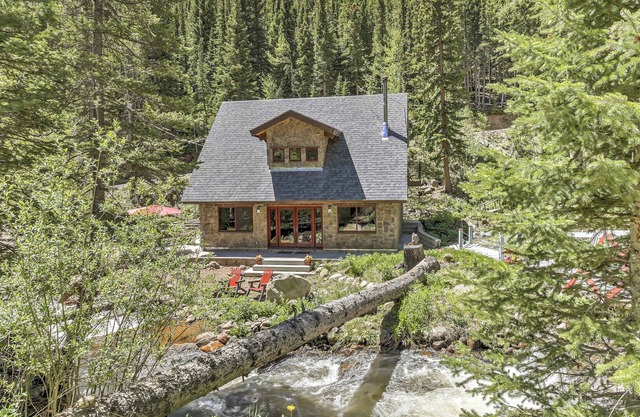 Idyllisches abgelegenes Nebenfluss-Nebenhaus