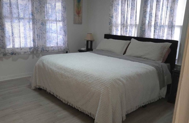 Vintage House 2-bedroom/ 2 bath