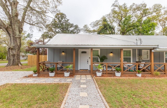 Cozy Duplex Retreat - Beaches, Hospital, Dining