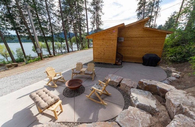 Cozy Duplex Unit - Beautiful Lake Views!
