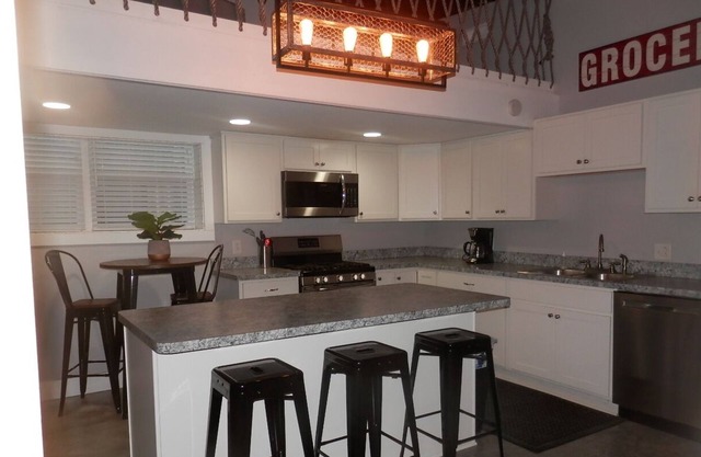 Cozy efficiency apartment in Tell City with WiFi, AC