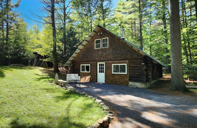 Cozy Elizabethtown Cabin with Fire Pit!