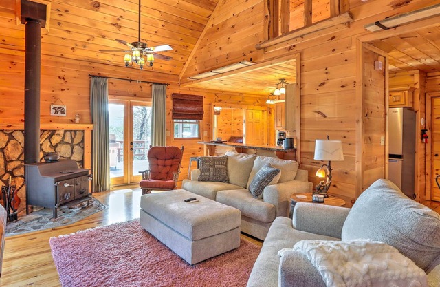 Cozy Ellijay Cabin w/ Deck & Mountain Views