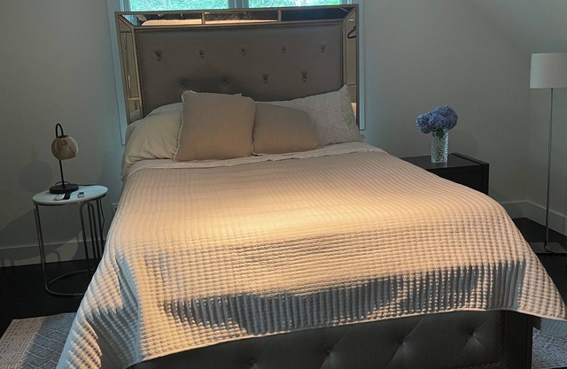 Cozy en-suite in beautiful East Hampton with AC, WiFi