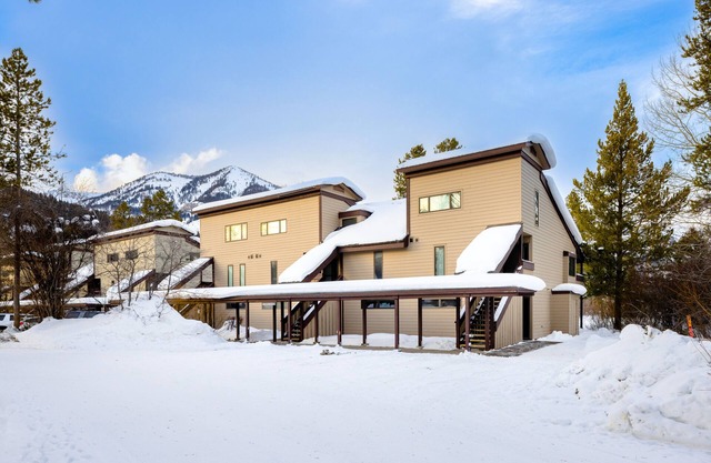 Cozy end condo with fireplace & washer/dryer - near Teton Village & Jackson