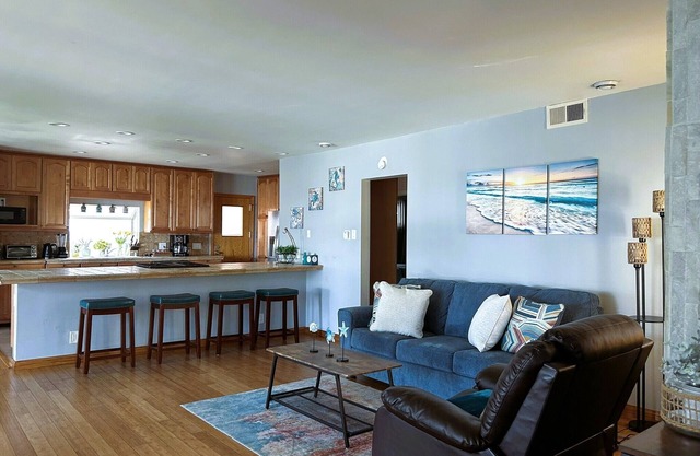 Acogedora casa situada al tope de la colina de Playa Del Rey Beach Community.
