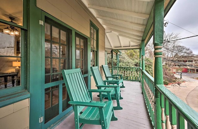 Cozy Eureka Springs Cottage, Walk to Dtwn!