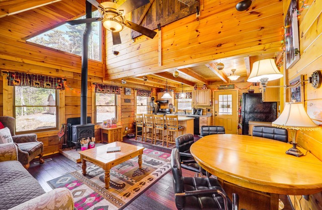 Cozy Family Cabin w/ Hot Tub - 10 Mi to App State!