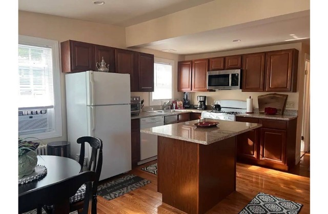 Cozy Family Cottage within walking distance to Barrington Center.