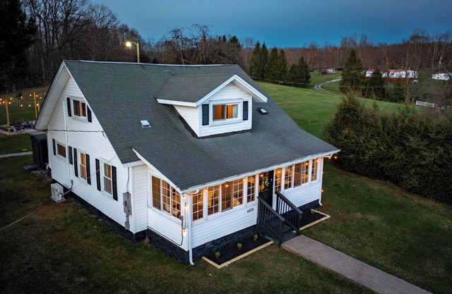 Cozy Family Farmhouse Retreat -NRG! NEW Hot Tub/ EV - LAST MIN DISCOUNT!