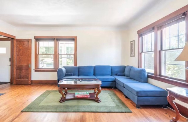 Cozy family-friendly Bungalow 4 Bedrms 2 bths Historic Beauty - 3 Mi to Stadium