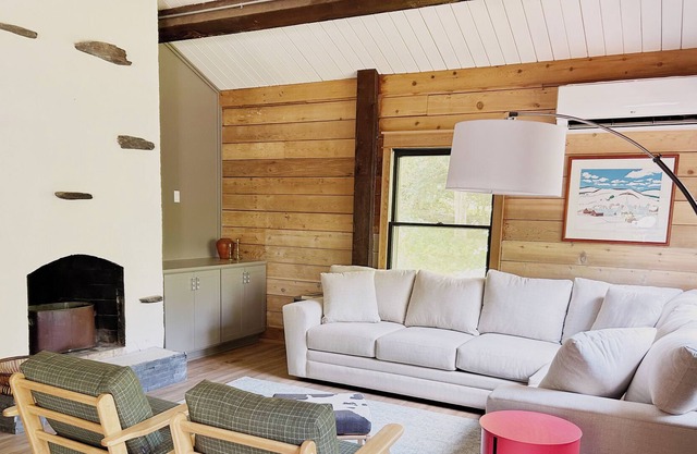 Cozy, family-friendly chalet near hiking and skiing. Pet-friendly.