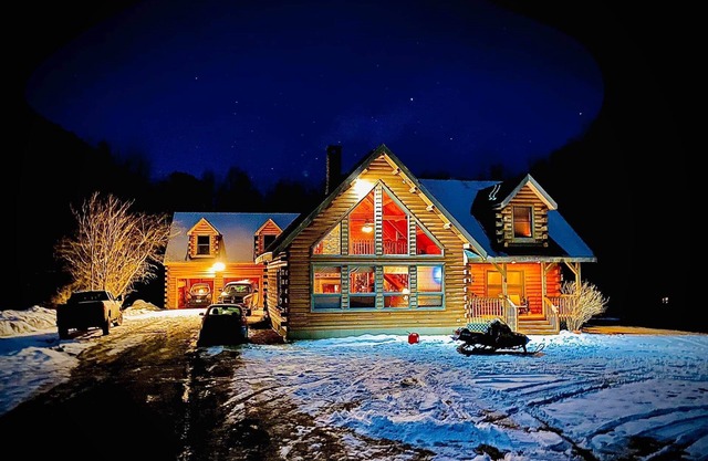 Gemütliche, familienfreundliche Blockhütte mit 25 ft. Innenkamin + moderne Ausstattung.
