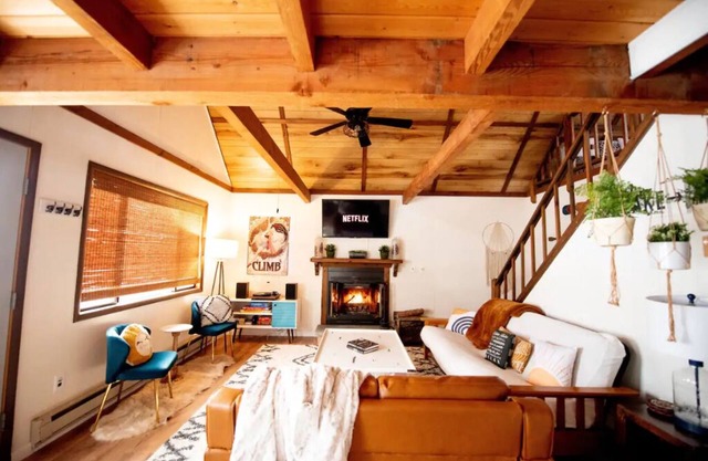 Cozy family-friendly cabin near lake with indoor fireplace