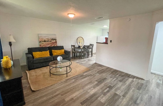 Cozy Family-friendly 2 Queens 1 Bath Full Kitchen