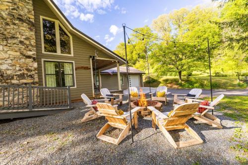 Cozy Family Getaway w Games Hot Tub & Fire Pit