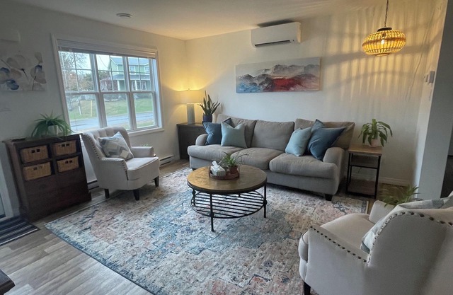 Cozy Family Home in the heart of Kensington. Close to all amenities!
