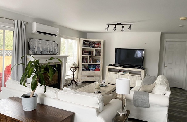 Cozy family home. Min to downtown, beaches, golf, and trails!